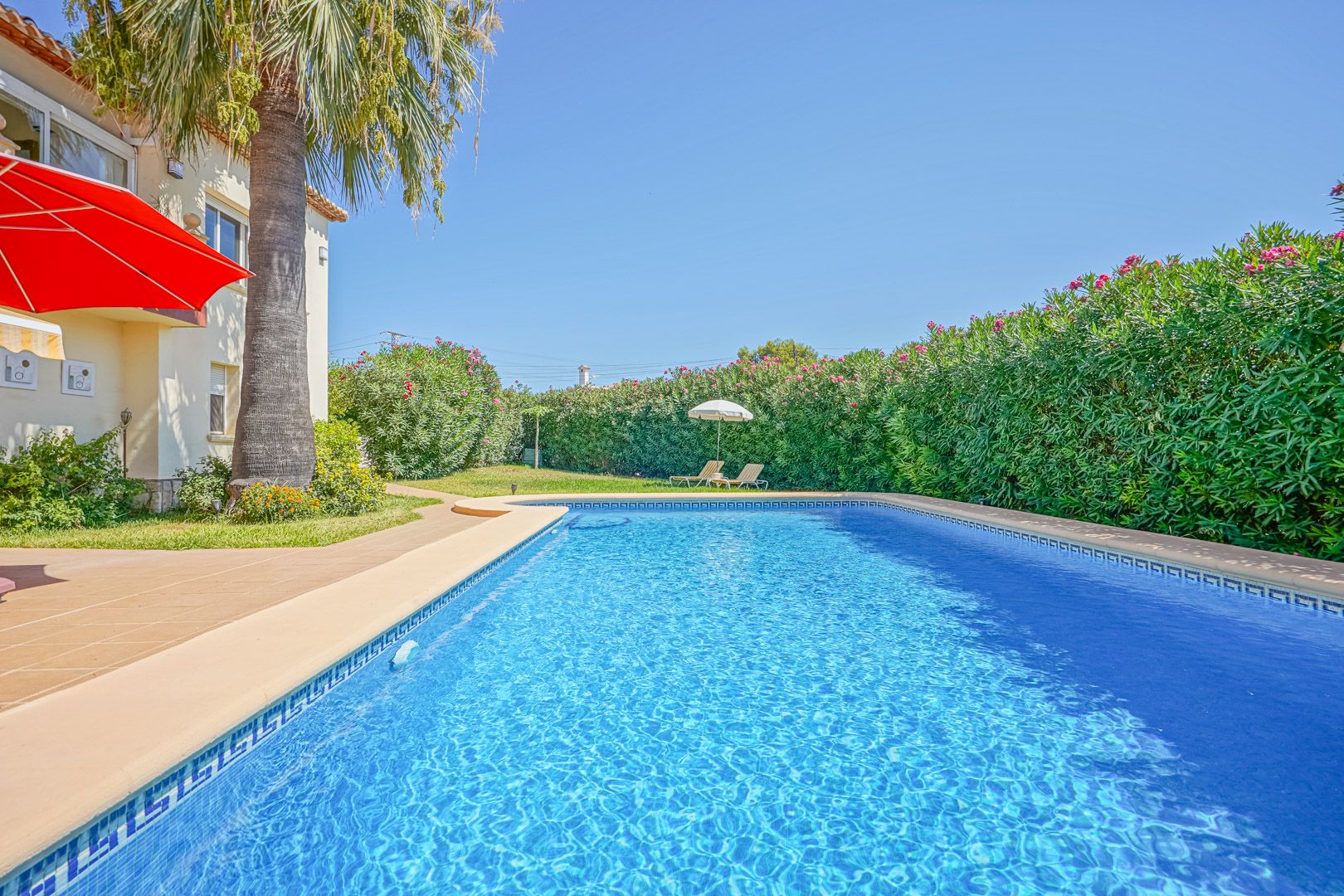 Beautiful and spacious villa with detached guest house for sale near the golf course in Jávea