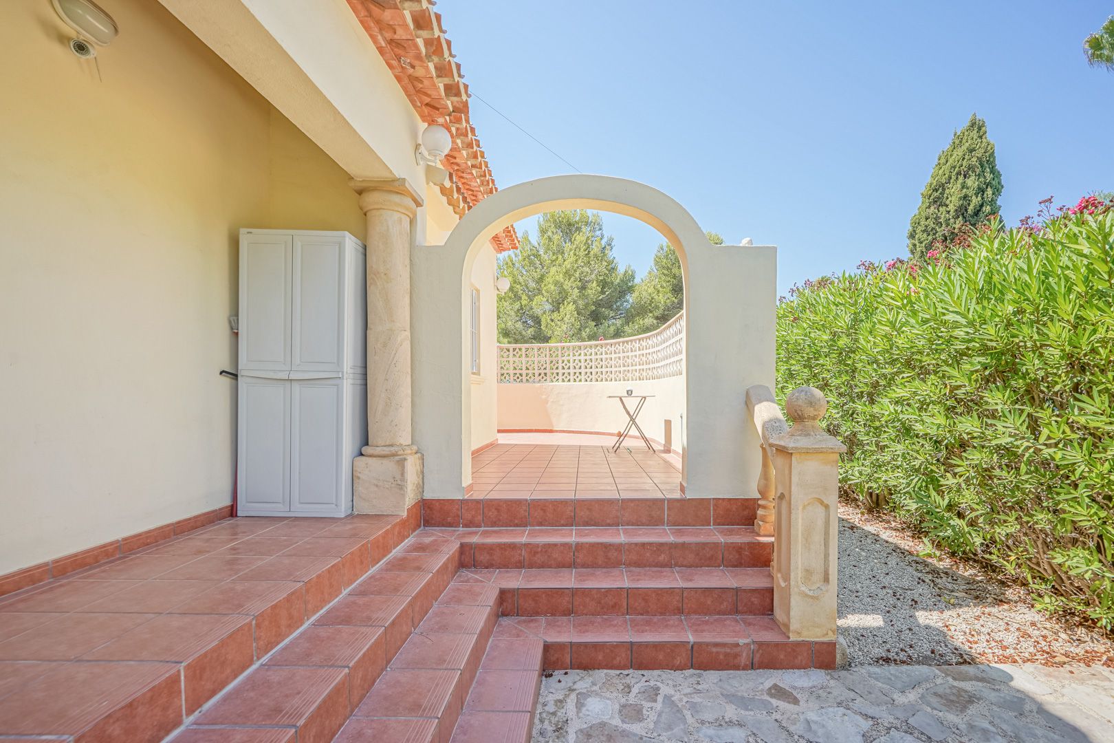 Beautiful and spacious villa with detached guest house for sale near the golf course in Jávea