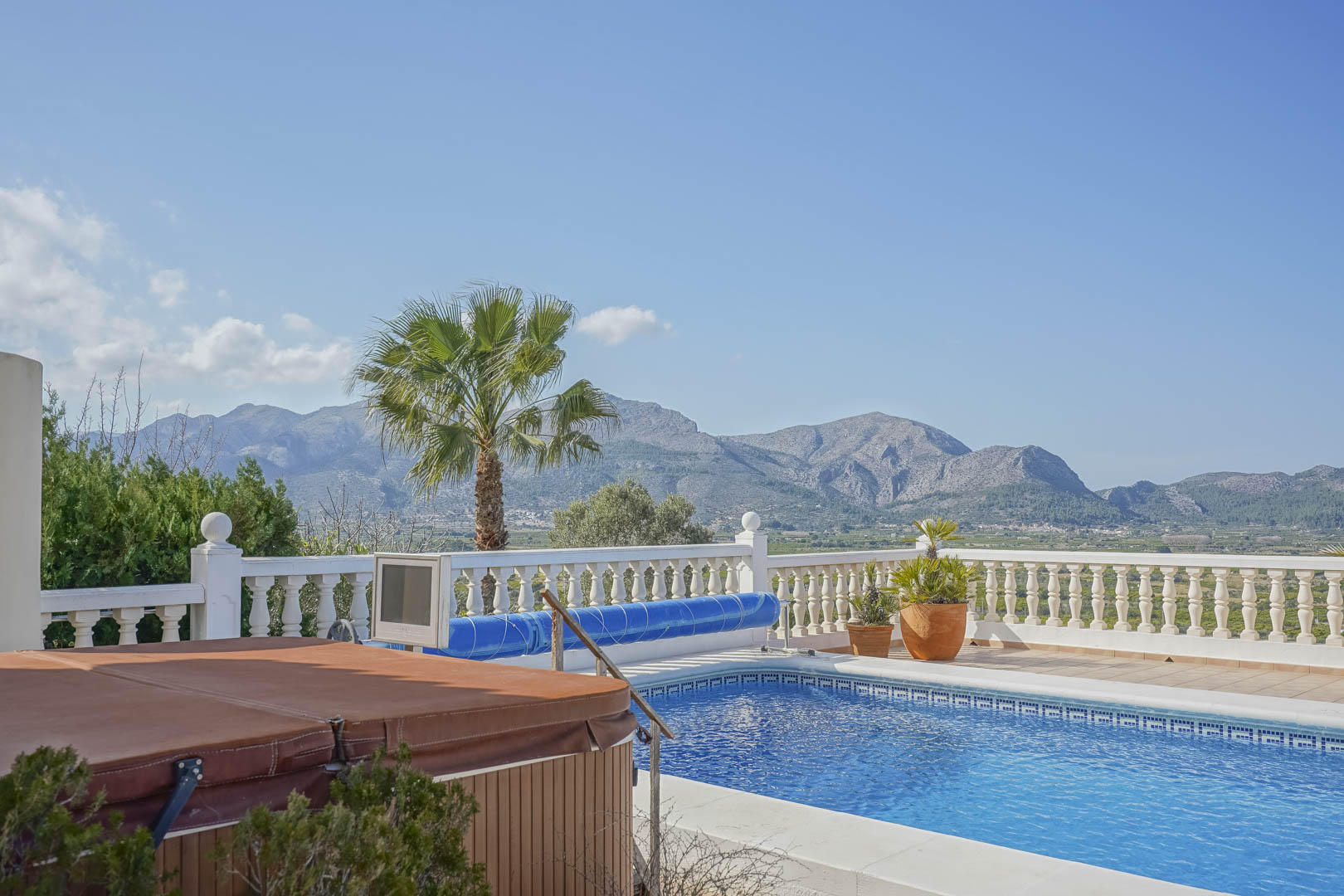 Exclusiva villa en venta con preciosas vistas al mar y a la montaña