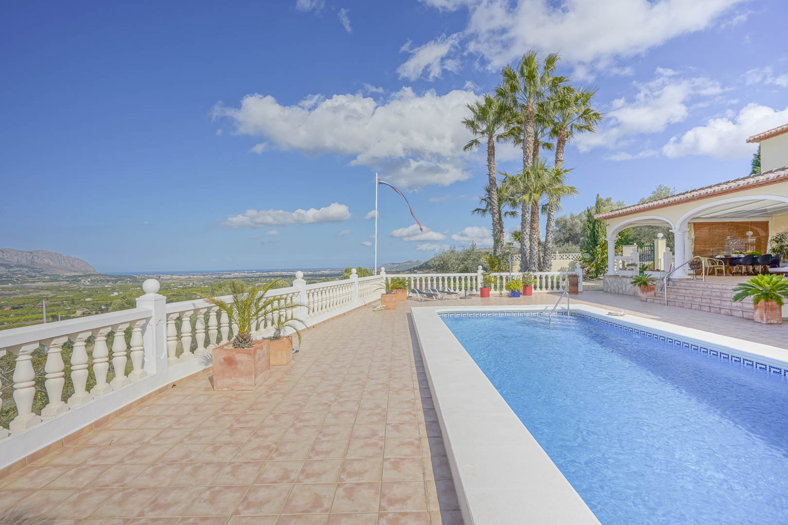 Exclusiva villa en venta con preciosas vistas al mar y a la montaña