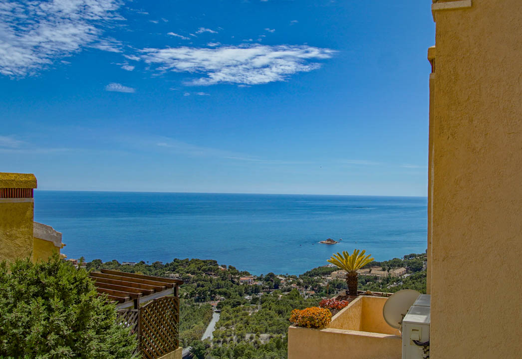 Cosy townhouse with sea views for sale in Altea Hills