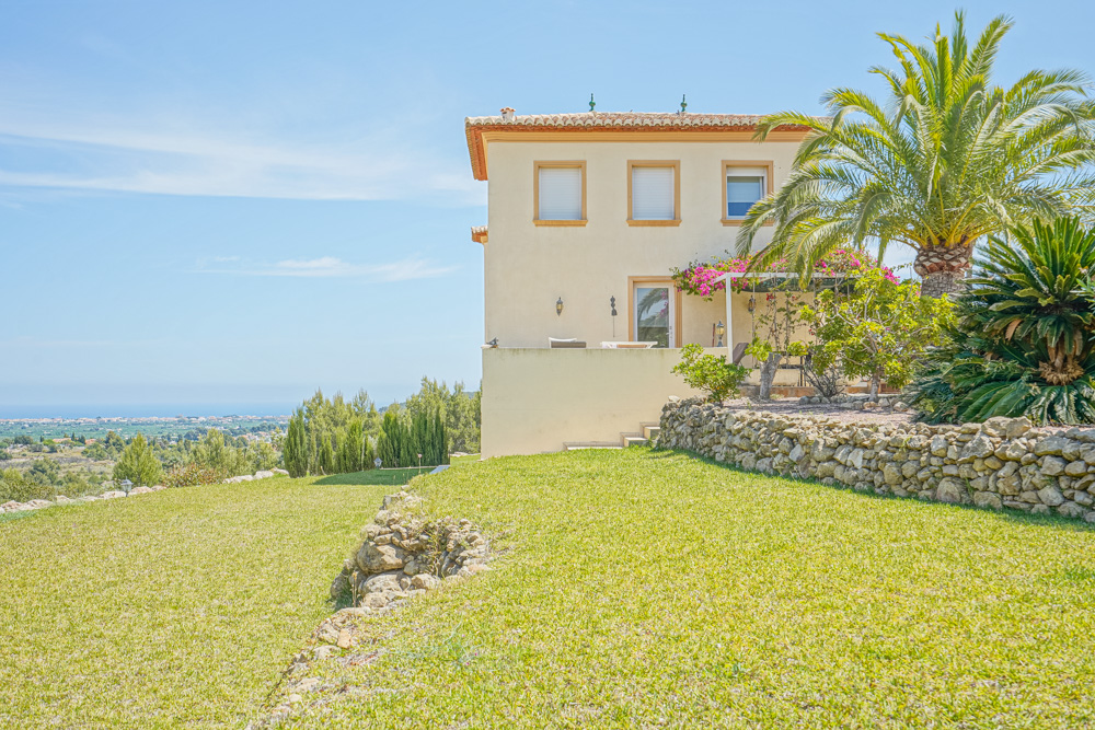 Magnífica villa con impresionantes vistas situada en una gran parcela en venta en Jávea